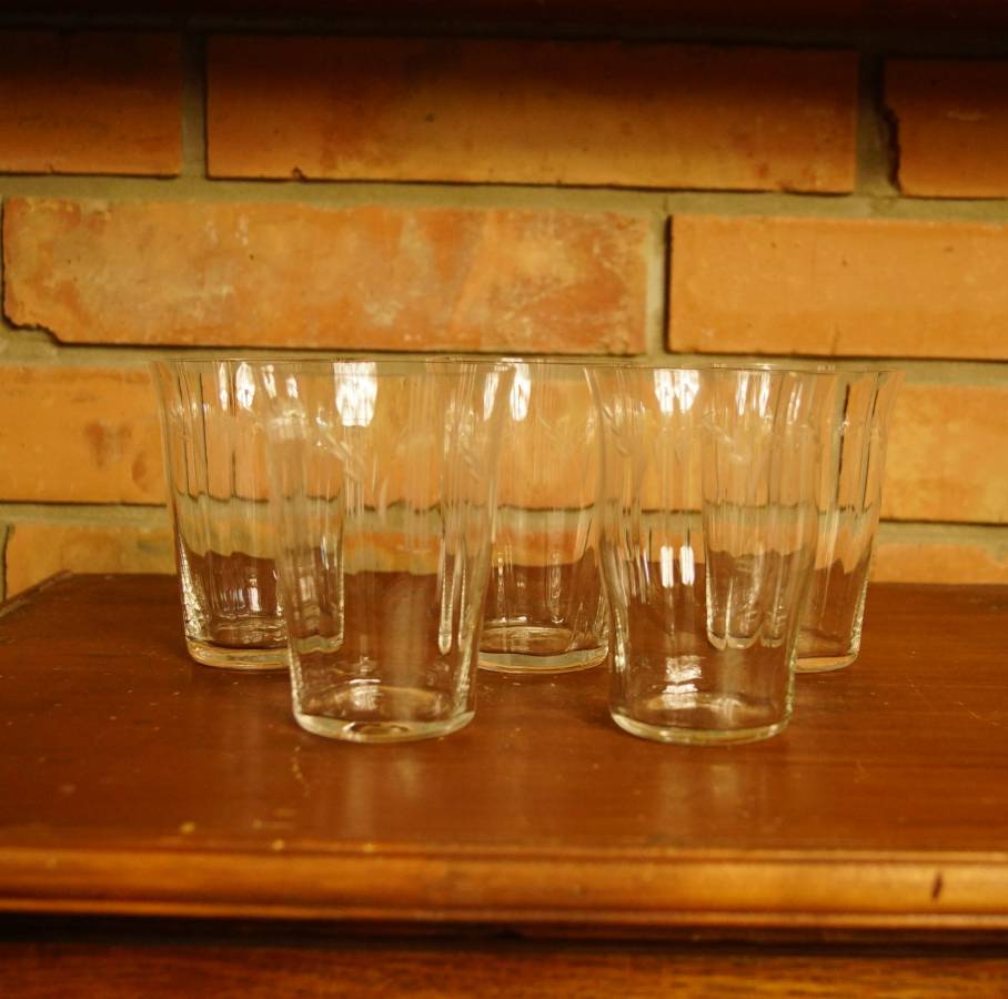 5 sklenic nahoře rozšířených