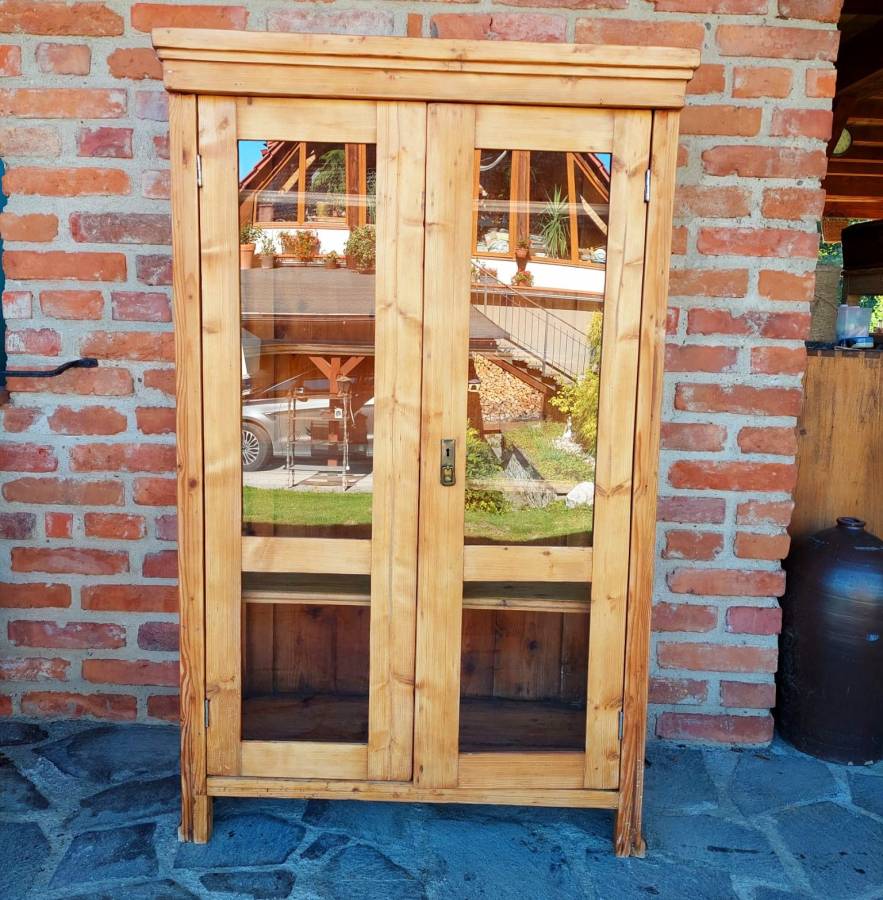 Prosklená knihovna - skříňka