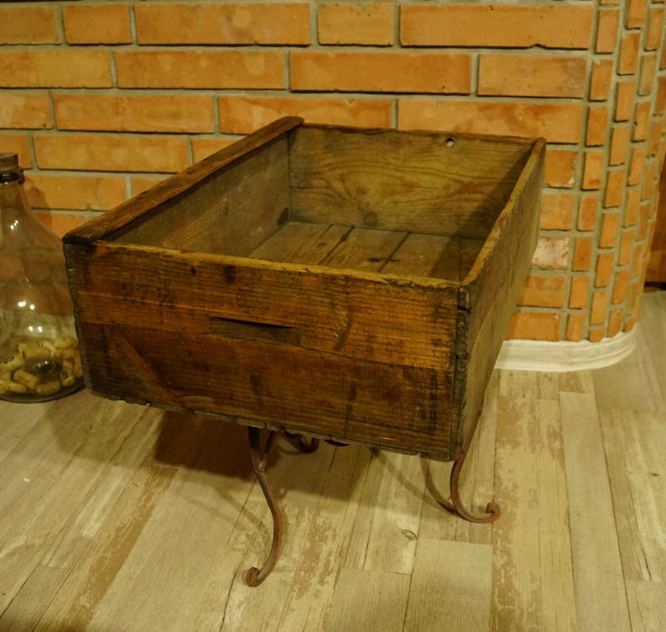 Stará bedna s nápisem Schicht