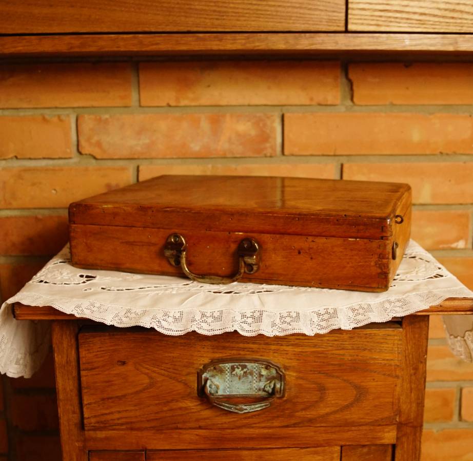 Starý dřevěný kufřík