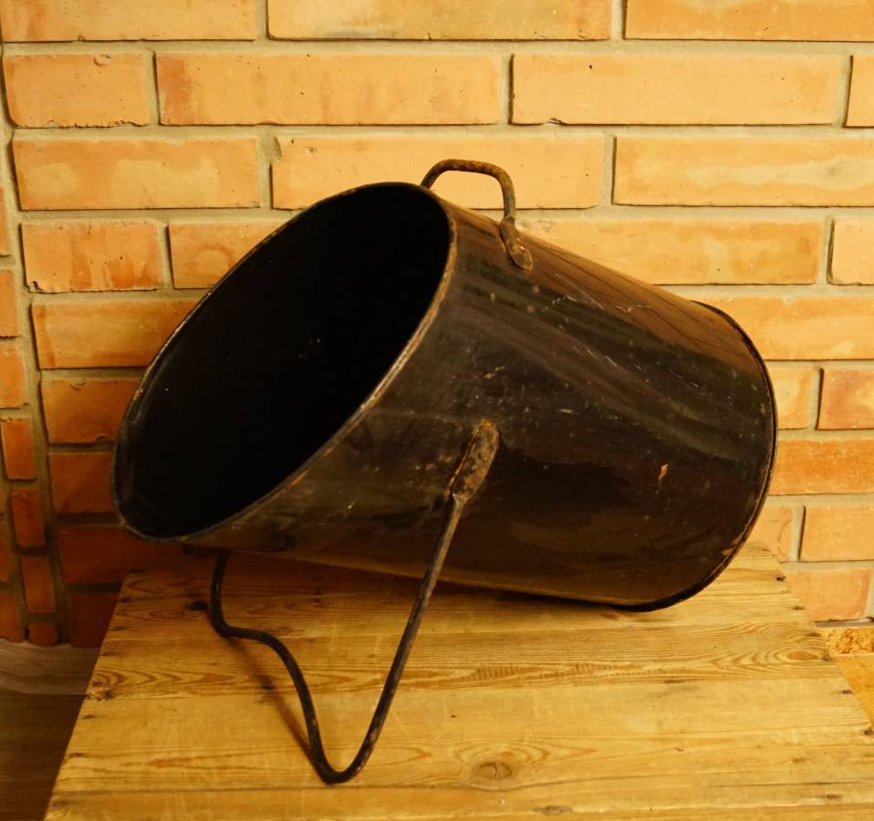 Černý smaltovaný uhlák