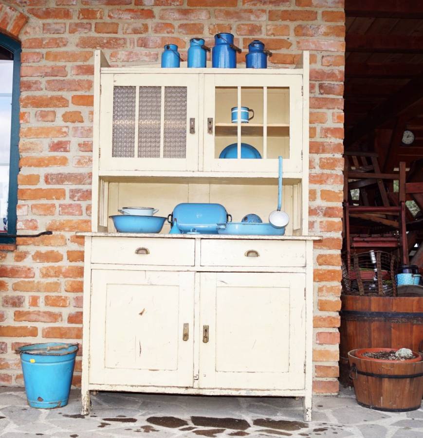 Stará kredenc - před renovací