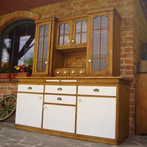Veliká kredenc po renovaci