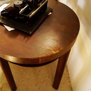 Kulatý stůl + židle Thonet