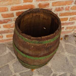 Starý velký sud se zelenými obručemi