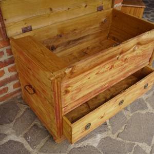 Stará truhla s šuplíkem k renovaci