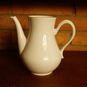 Bílá porcelánová konvička Angelika