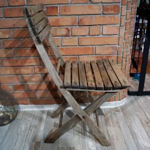 Dřevěná skládací židle k dekoraci