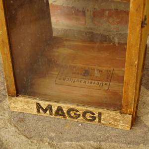 Zajímavá oboustranná skříňka MAGGI