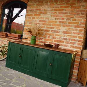 Zelená pultová skříňka po renovaci