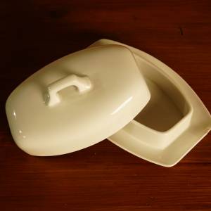 Bílá porcelánová máslenka