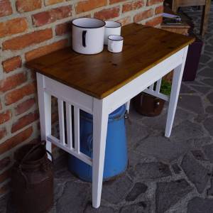 Atypický starý stolek po renovaci