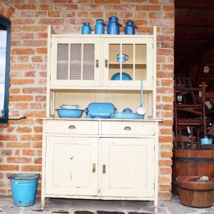Stará kredenc - před renovací
