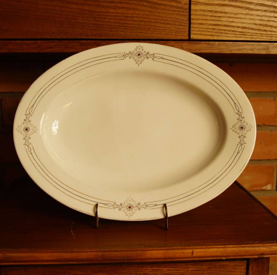 Oválný talíř - s ornamenty