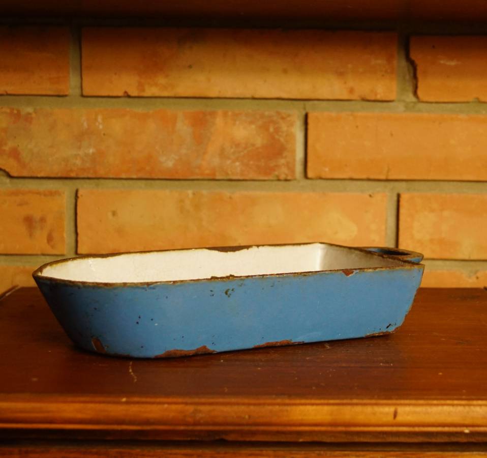 Modrý litinový pekáč