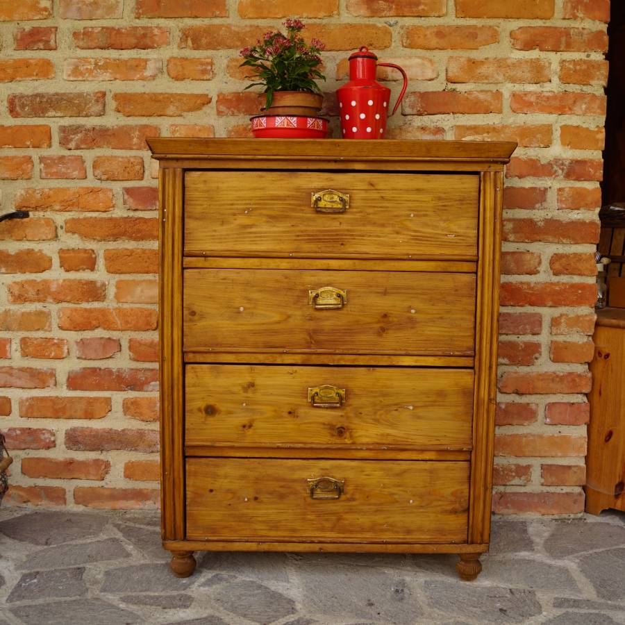 Stará dřevěná komoda po renovaci
