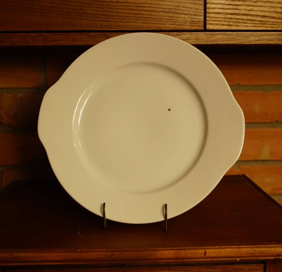 Starý bílý talíř s madly