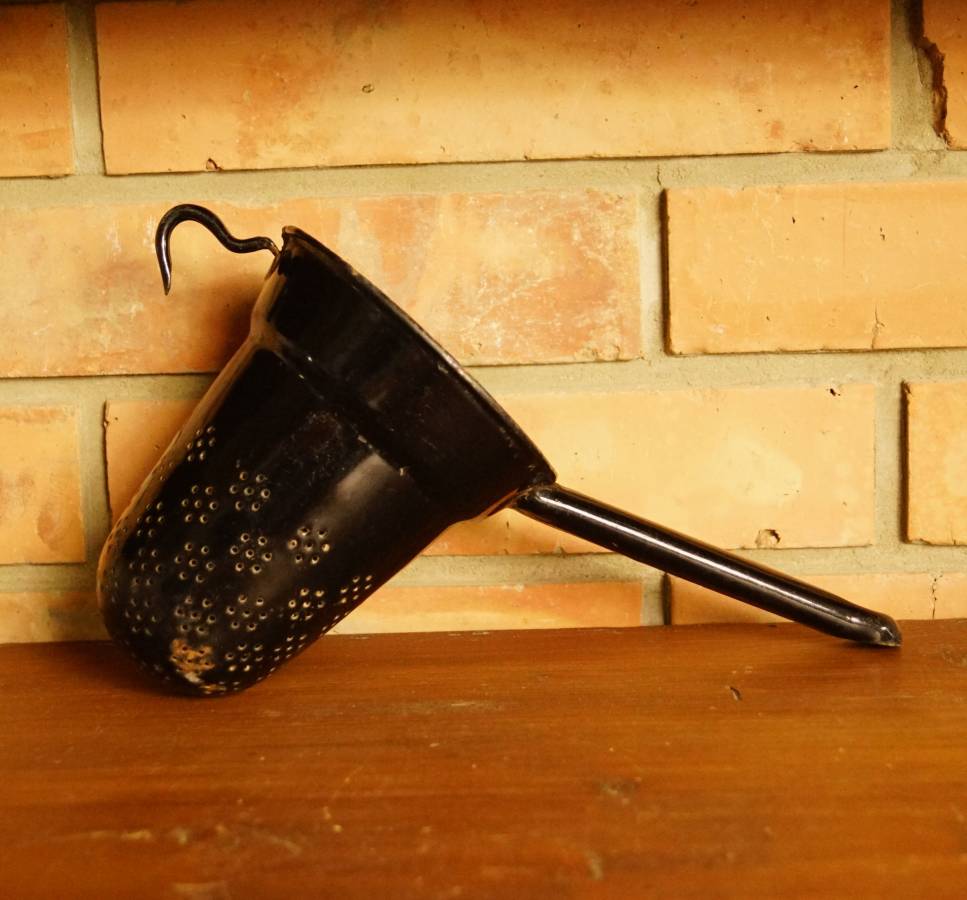 Černý smaltovaný cedník