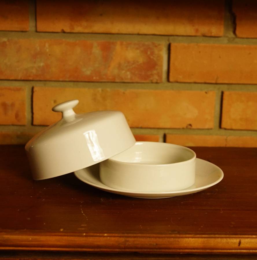 Bílá porcelánová miska s poklopem