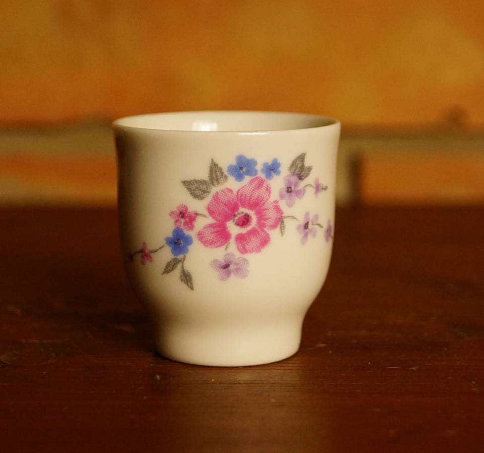 Malý porcelánový kalíšek