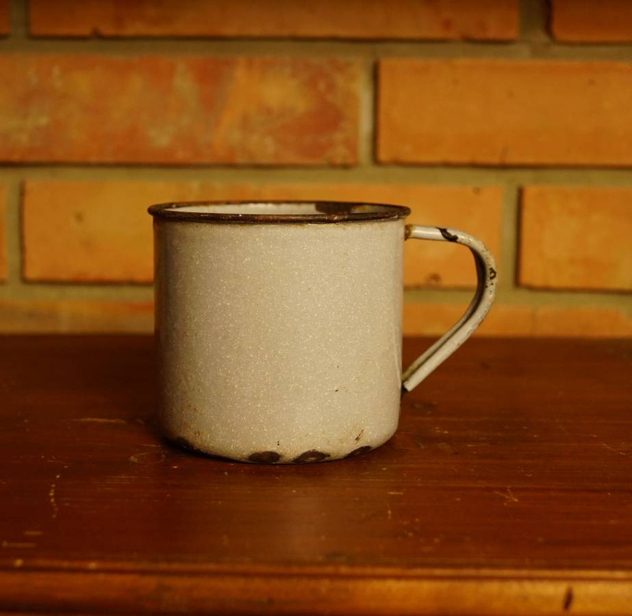 Šedomodrý smaltovaný plecháček