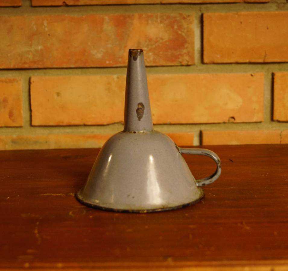 Šedý smaltovaný trychtýř