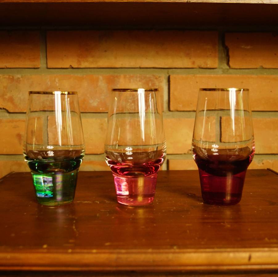 3 barevné sklenice