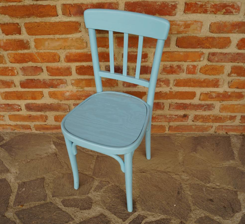 Bleděmodrá židle