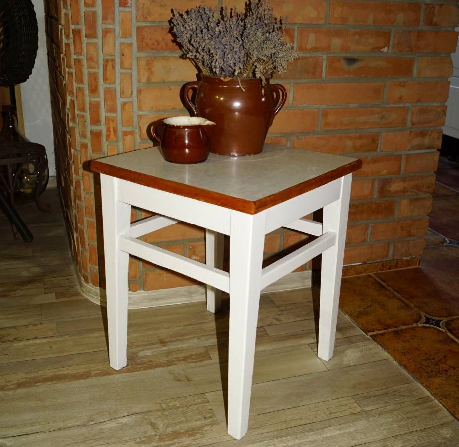 Bílé štokrdle po renovaci 14