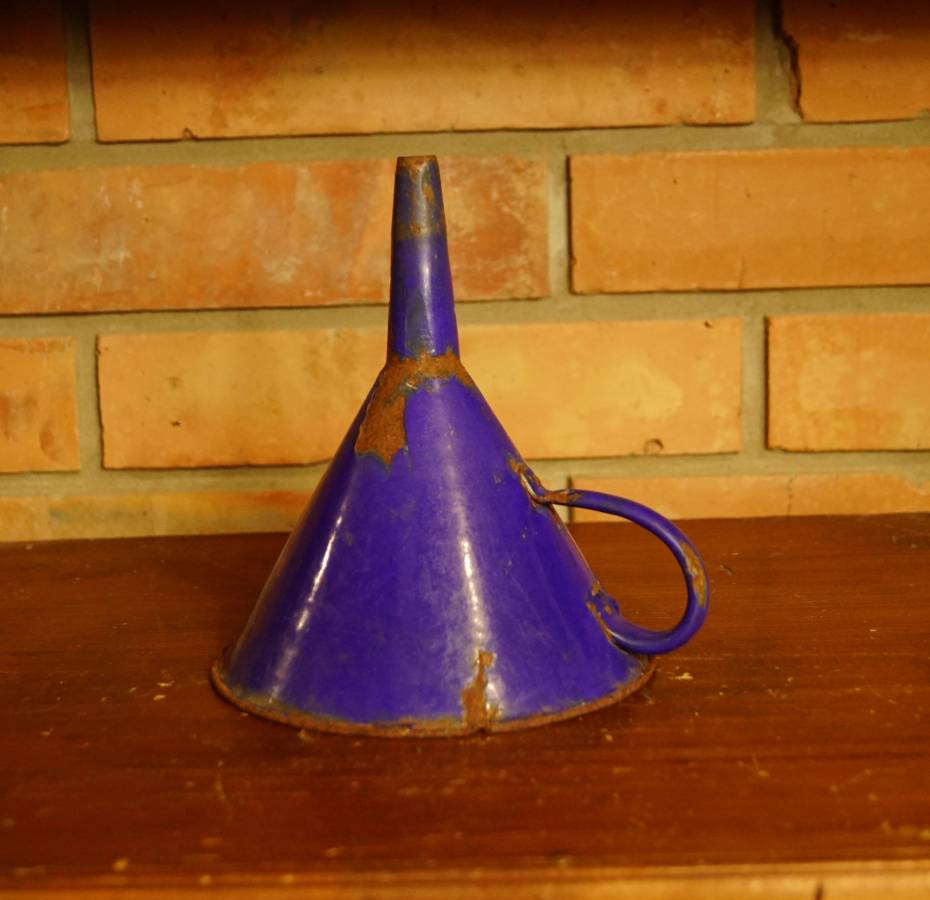 Modrý smaltovaný trychtýř