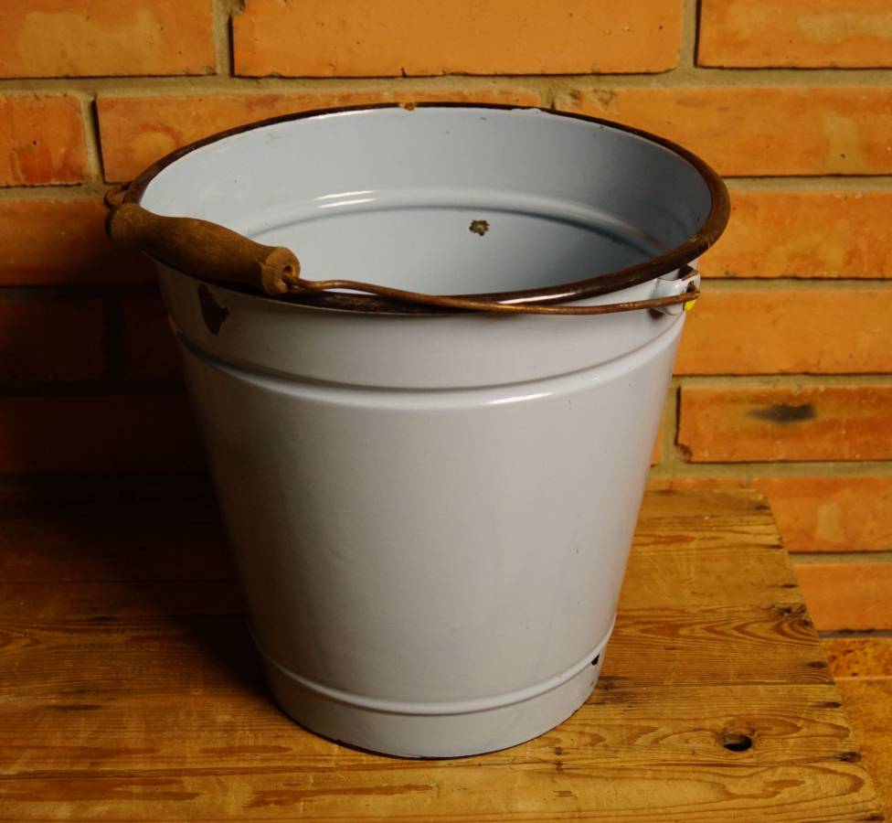 Modrý smaltovaný kyblík