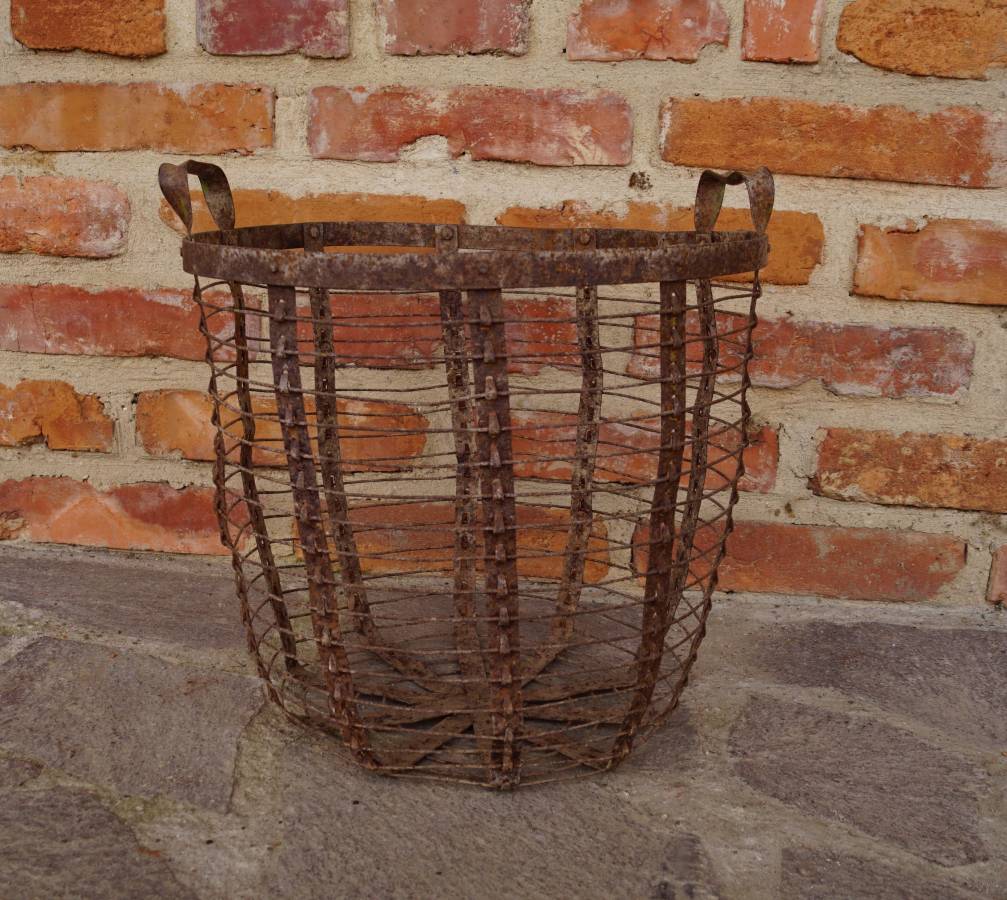 Starý drátěný koš