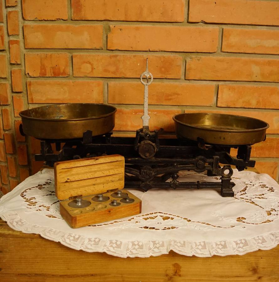 Nádherné staré váhy se závažím