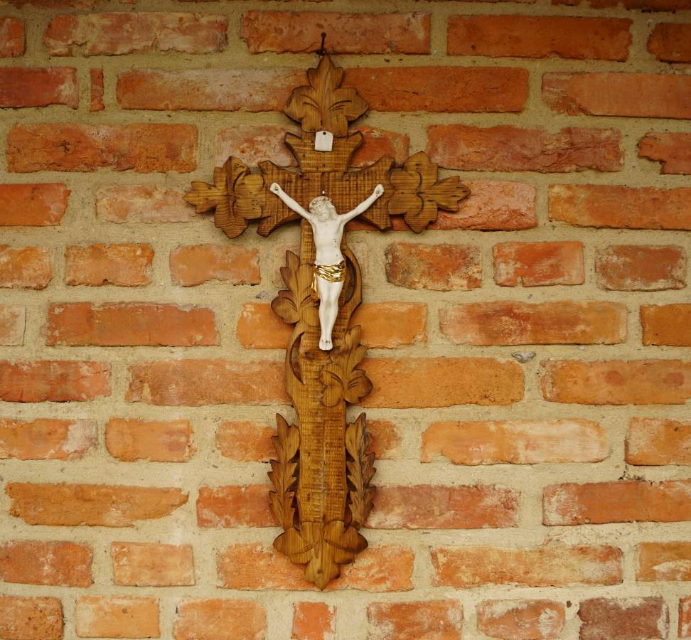 Starý kříž s Kristusem