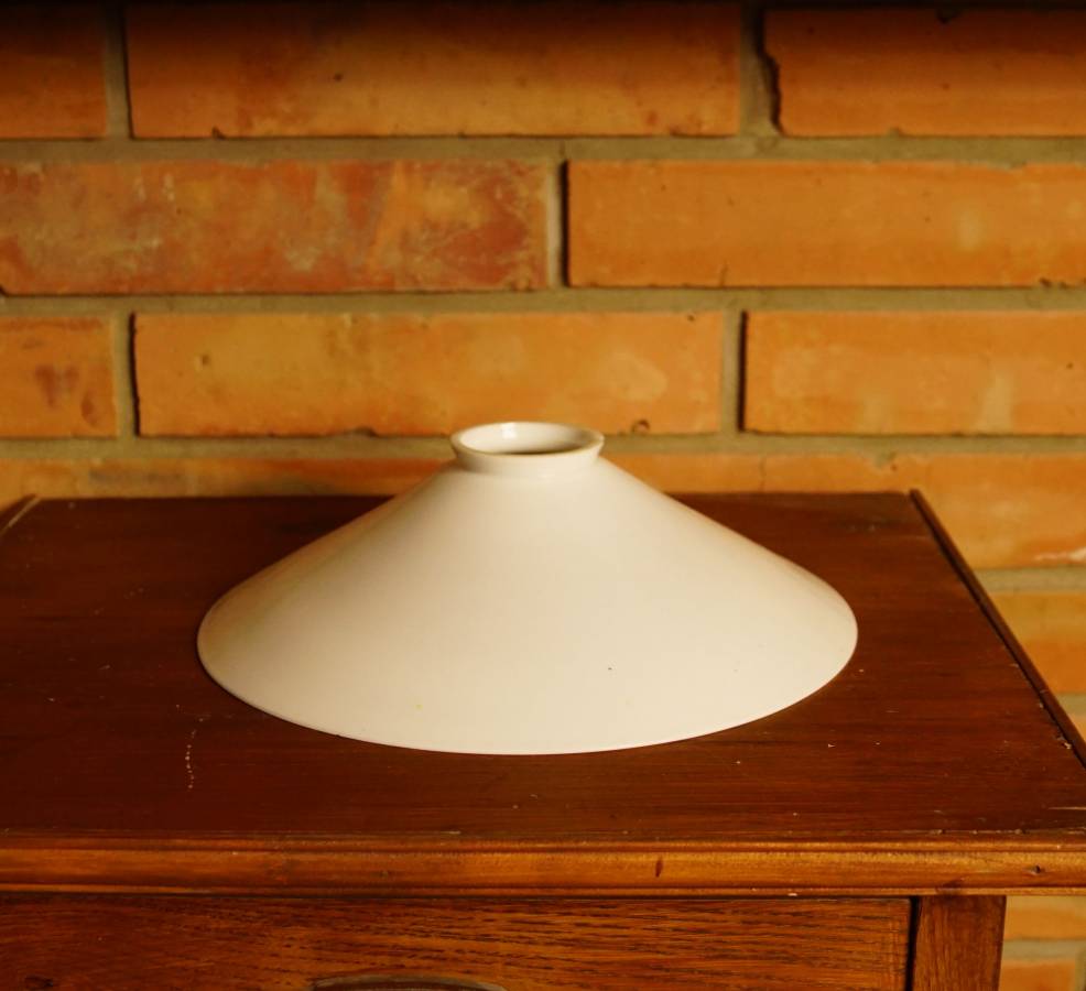 Bílé stínidlo na lampu či lustr