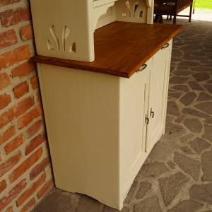 Smetanový kredenc po renovaci