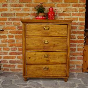 Stará dřevěná komoda po renovaci