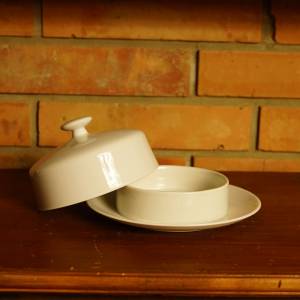 Bílá porcelánová miska s poklopem