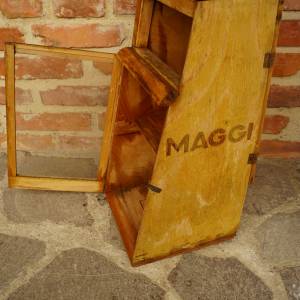 Zajímavá oboustranná skříňka MAGGI