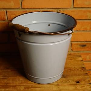 Modrý smaltovaný kyblík