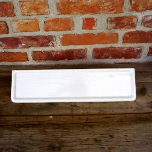 Bílá porcelánová polička do koupelny