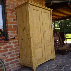 Stará šatní skříň po renovaci